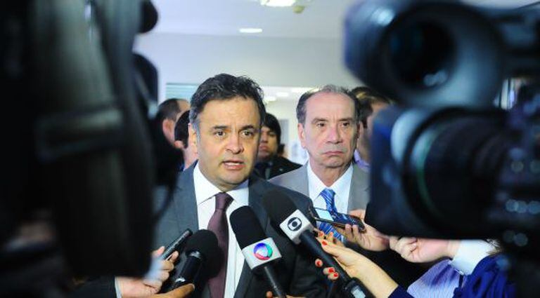 Aécio Neves e Aloysio Nunes em entrevista nesta terça.
