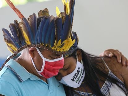 Indígenas do Parque das Tribos choram a morte do cacique Messias Kokama, em Manaus, em 14 de maio.