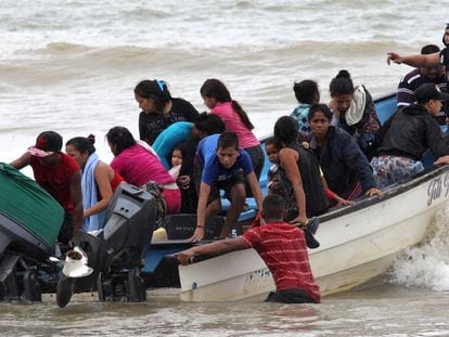Migrantes venezuelanos chegam de barco a Los Iros Beach, em Trinidad e Tobago, no dia 24 de novembro.
