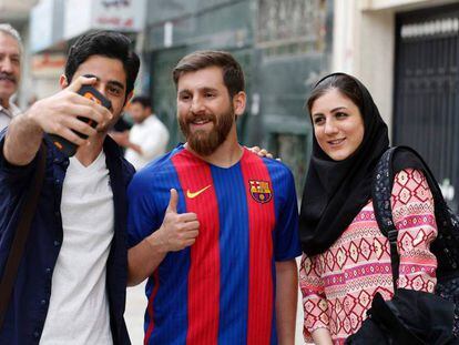 Reza Parastesh posa disfarçado como Messi, nesta segunda-feira em Teerã.