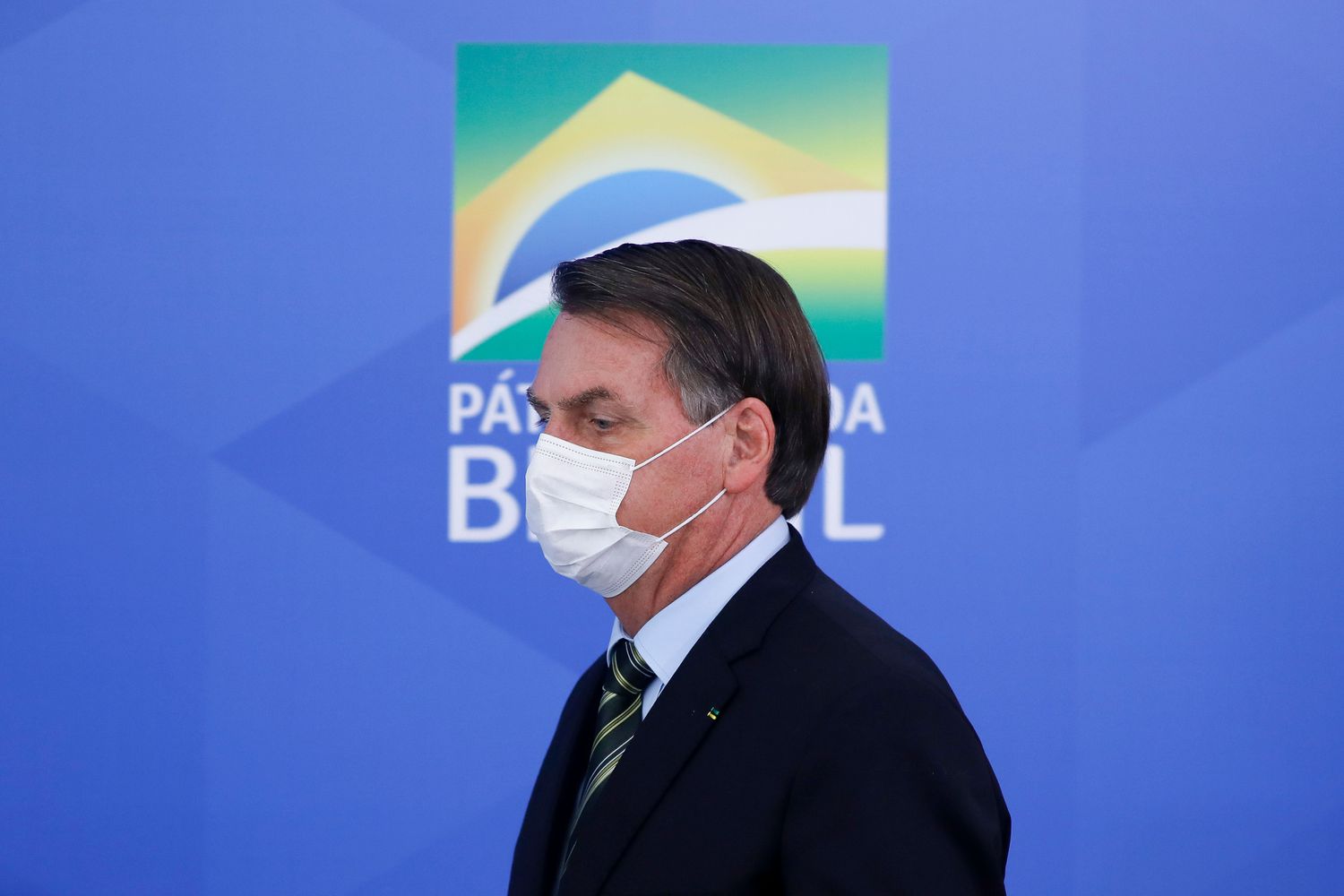 Jair Bolsonaro ao chegar para entrevista coletiva, em Brasília.