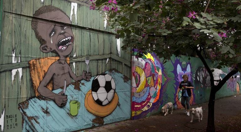 Mural do artista Paulo Ito em uma rua de São Paulo.