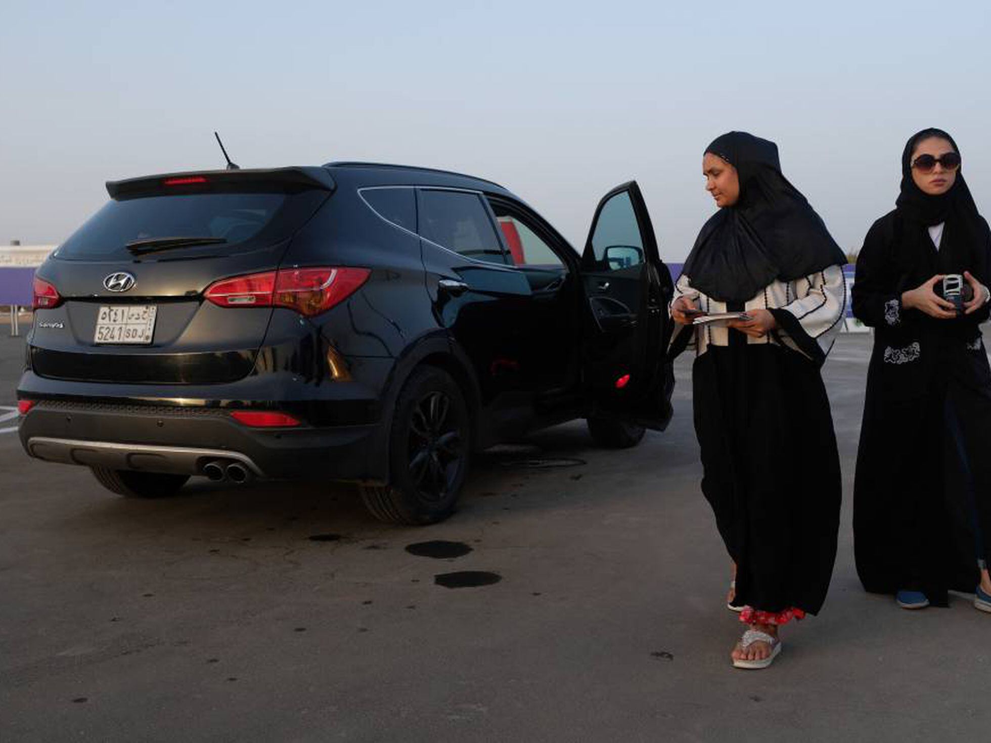 Mulheres sauditas podem guiar motas e camiões