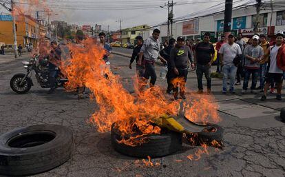 Taxistas queimam pneus e interrompem o tráfego como forma de protesto no Equador.