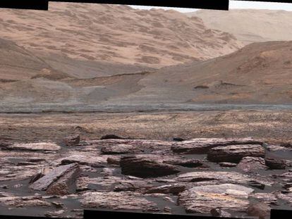 Foto tirada pelo robô Curiosity em seu avanço rumo ao monte Sharp.
