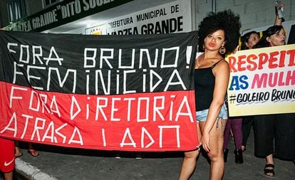 Mulheres protestam contra goleiro Bruno no Mato Grosso.