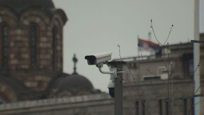 Câmera de reconhecimento facial instalada em Belgrado.