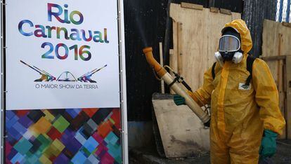 Agentes fazem a nebulização contra o mosquito no Sambódromo do Rio.