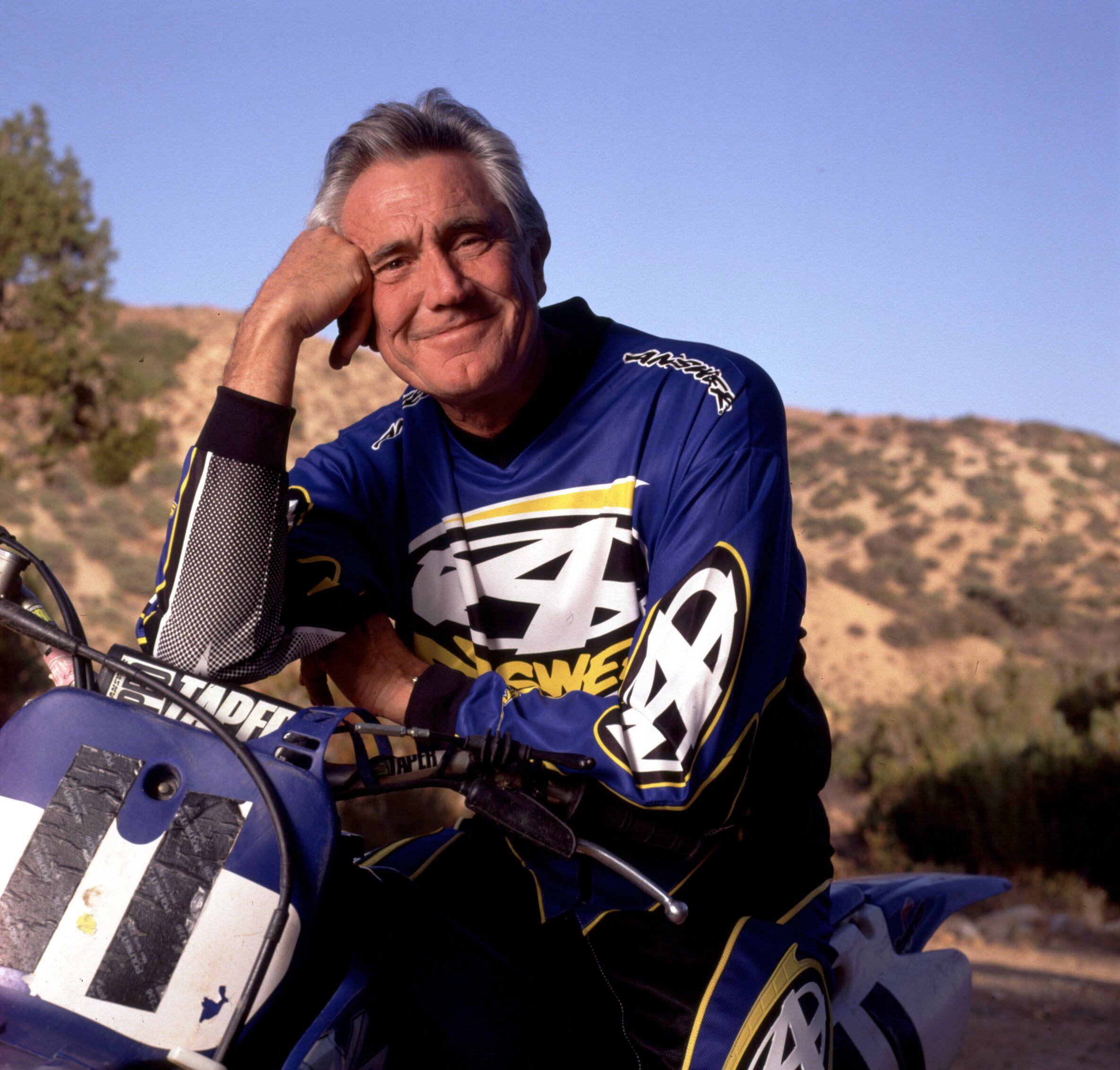 George Lazenby sobre sua motocicleta em 1999, na Califórnia, 30 anos depois de dar vida a James Bond. 