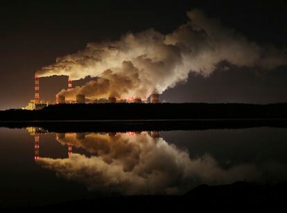 Usina termoelétrica de carvão em Belchatow (Polônia).
