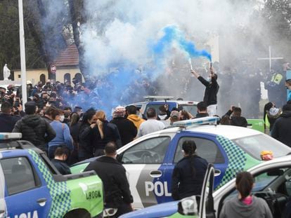 Policiais da província de Buenos Aires protestam em frente à sede da força em La Matanza.
