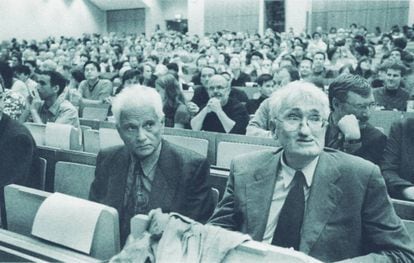 Com Jacques Derrida em 23 de junho de 2000, no anfiteatro VI da Universidade Goethe, em Frankfurt. 