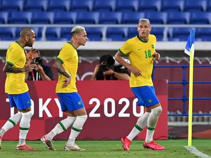 Richarlison celebra com Antony e Daniel Alves o gol do Brasil.