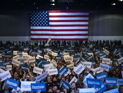 Apoiadores de Bernie Sanders durante campanha em Los Angeles.