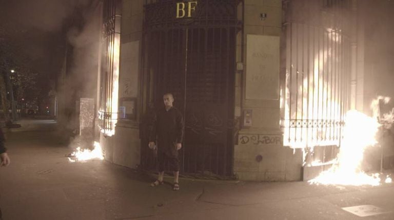Piotr Pavlenski, na agência que incendiou.