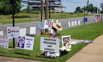 Jeanne Paxon rezando na sexta-feira em frente ao Centro de Serviços Sanitários Reprodutivos em Montgomery (Alabama).