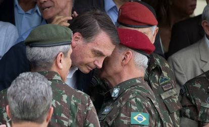 Bolsonaro conversa com generais durante formatura militar.