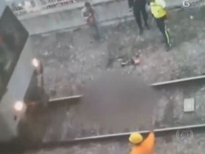Imagem antes do trem avançar sobre o corpo da vítima.