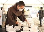 Franciscano organzia as marmitas que serão distribuídas para a população de rua em São Paulo. / SEFRAS