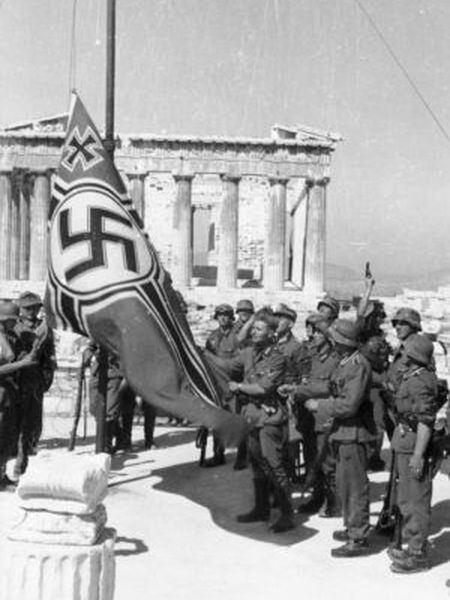 Hasteamento da suástica na Acrópole em 1941.