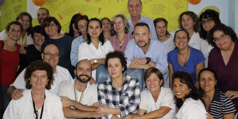 Teresa Romero (centro) posa, neste sábado, com colegas e o marido.