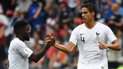 Umtiti e Varane, zagueiros franceses, comemoram gol do camisa 4 contra o Uruguai.
