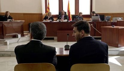 Jorge Messi, à esquerda, e Leo Messi, no tribunal de Barcelona.