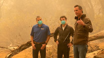 O governador da Califórnia, Gavin Newsom, num dos incêndios ao norte de Sacramento, na sexta-feira.