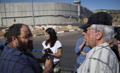 Vargas Llosa (à dir.) com Yehuda Shaul, da ONG Breaking the Silence, em Jerusalém, com o muro divisório ao fundo.