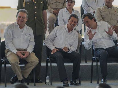 Peña Nieto e Emilio Lozoya conversam em um ato de 2014.