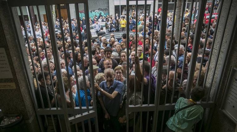 Pessoas fazem fila em um centro de Barcelona para votar.