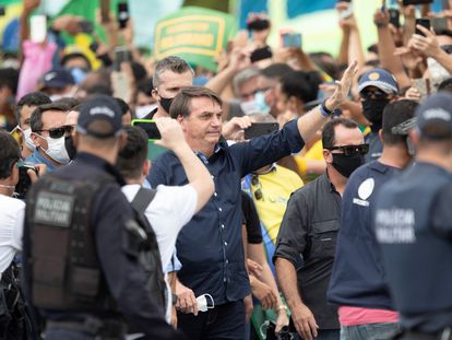 O presidente Jair Bolsonaro acena para simpatizantes no último domingo, em Brasília.