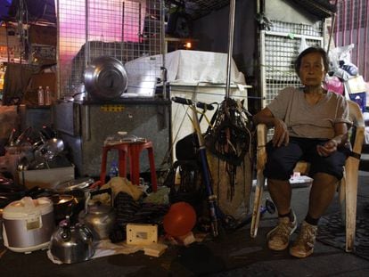 A senhora Chan, de 79 anos, em seu posto ilegal, onde também vive, no bairro de Sham Shui Po.