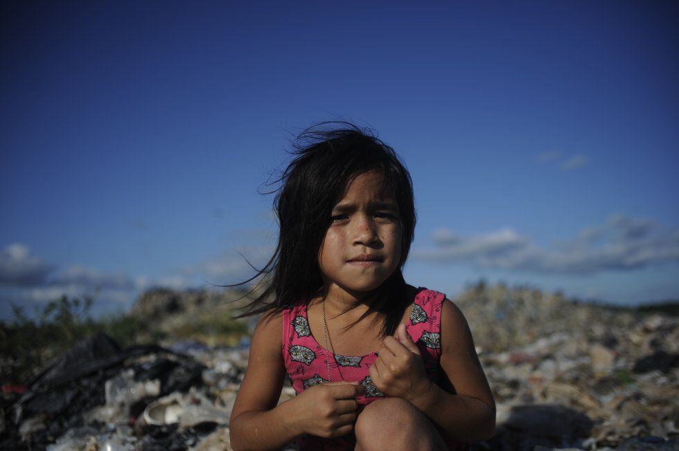 Yamila Reis, de seis anos, posa no depósito de lixo de Pucallpa. Clique na imagem para ver a galeria completa. 