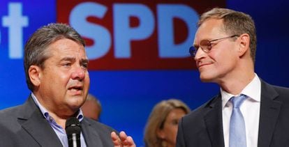 O vice-chanceler e líder social-democrata, Sigmar Gabriel, e o prefeito de Berlim, Michael Müller, após a divulgação dos primeiros resultados das eleições de domingo.