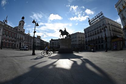 Entregador atravessa de bicicleta a habitualmente movimentada praça Puerta del Sol, no centro de Madri, no sábado passado.