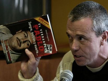 Popeye com um livro sobre Pablo Escobar.
