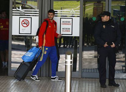 Morata, no aeroporto de Barajas, após a suspensão do jogo Bélgica x Espanha, em novembro.