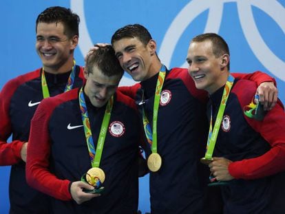 Phelps posa com a medalha de ouro junto a Adrian, Held e Dressell