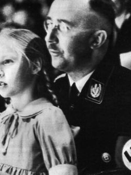 Himmler com sua filha Gudrun, em 1938.