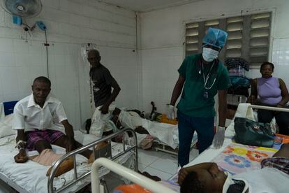 Os hospitais da cidade de Les Cayes ficaram saturados de feridos devido ao terremoto. 