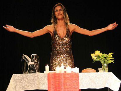 Renata Carvalho interpreta Jesus na peça 'O Evangelho Segundo Jesus Cristo, Rainha do Céu'.