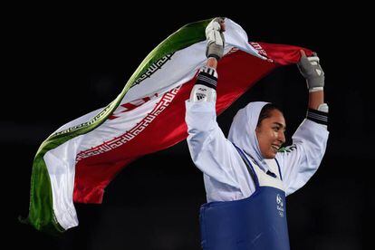 A iraniana Kimia Alizadeh Zenoorin depois de ganhar o bronze no taekwondo nos Jogos Olímpicos do Rio 2016.