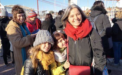 Rita Sá, com sua filha Olivia e sua amiga Violeta, esperam Thunberg em Lisboa