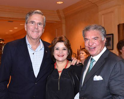 Jeb Bush (esquerda) e Alberto Cárdenas, ex-presidente do Partido Republicano na Flórida e parceiro atual de Ana Navarro (centro).