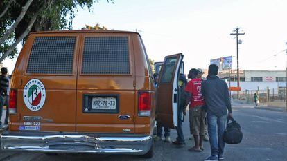 Um grupo de haitianos é atendido pelo serviço de imigração.