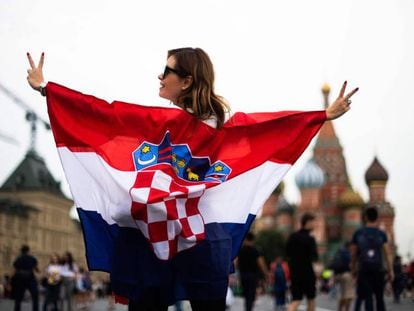 Torcedora croata na Praça Vermelha na véspera da final.