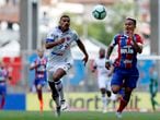 Jogadores de Fortaleza e Bahia em confronto pelo campeonato brasileiro