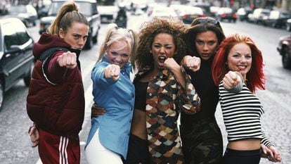 As Spice Girls em Paris em setembro de 1996. Da esquerda para a direita: Melanie Chisholm, Emma Bunton, Melanie Brown, Victoria Beckham e Geri Halliwell.