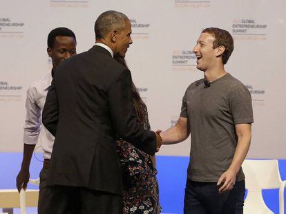 Barack Obama cumprimenta Mark Zuckerberg num evento em Stanford, em 2016.